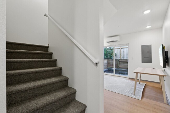 Building Photo - Brand-new 6B3B Townhouse near UW starts fr...