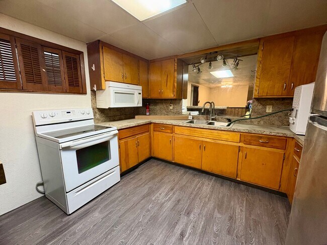 Building Photo - 3630 Colebrook Rd