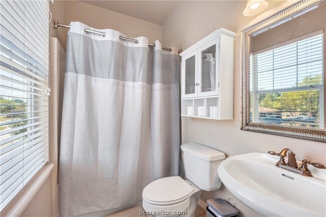 Building Photo - 114 Lynn Dr