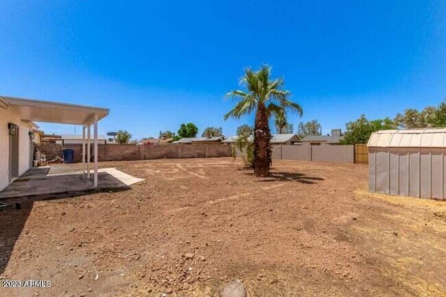 Building Photo - 1624 W Geneva Dr