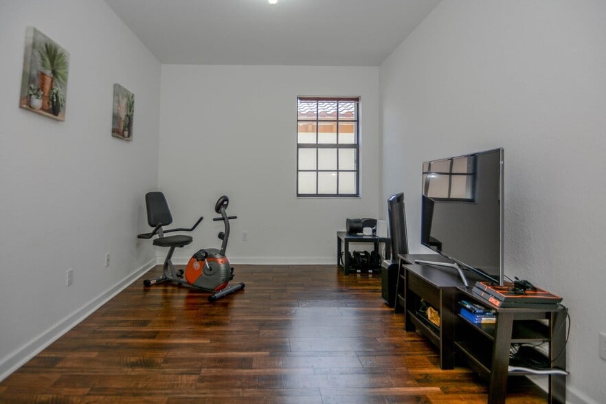 Building Photo - 10373 Wellington Parc Dr