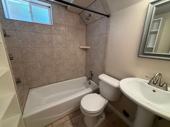 Building Photo - 4 Bedroom 2 Bathroom