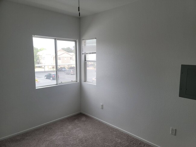 Building Photo - CENTRALLY LOCATED CONDO!