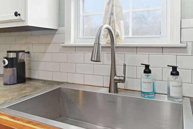 Building Photo - Charming Midtown bungalow just minutes from downtown!