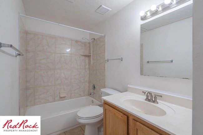 Building Photo - Charming 2 Bed / 1 Bath Apartment in a Prime Location