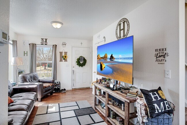 Building Photo - Adorable 2 bedroom townhome with garage!