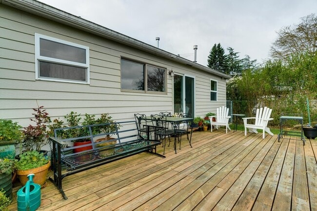 Building Photo - 5005 NE Mason Ct