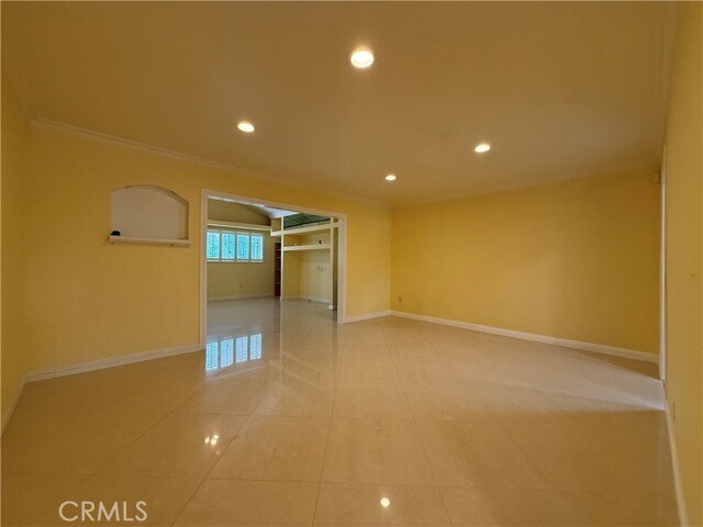 Building Photo - 1127 S Nantes Ave