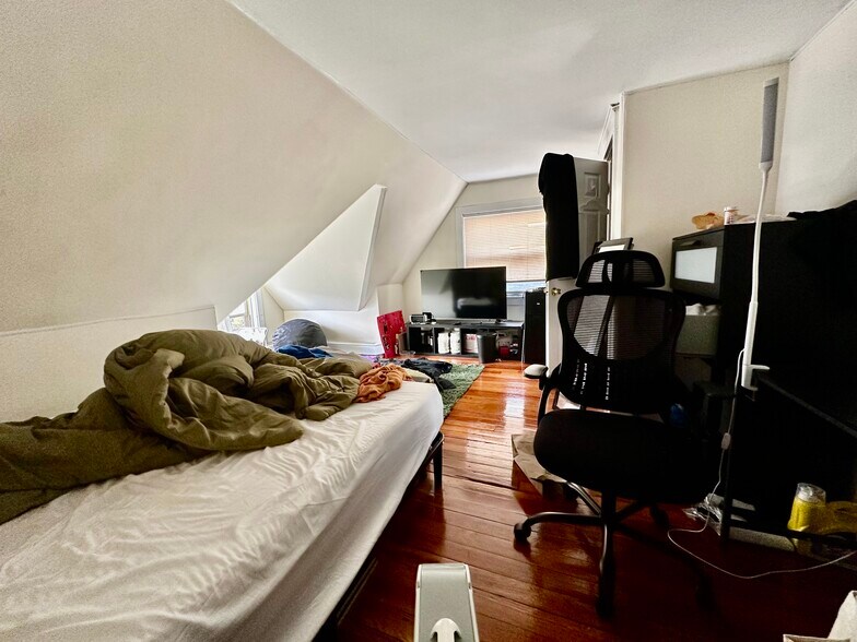 Building Photo - 74 Ashford St