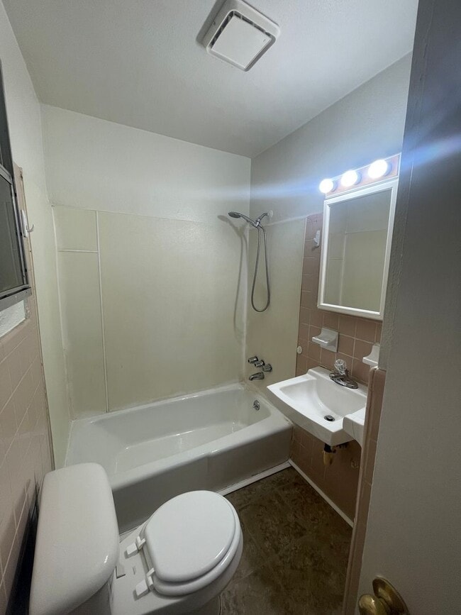 Building Photo - One bedroom, 1 bath Apartment on Airport Drive!