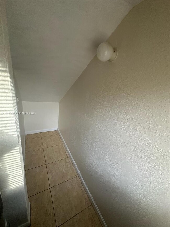 Building Photo - 1440 SE 24th Ct