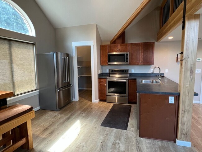 Building Photo - 215 W Whitman St