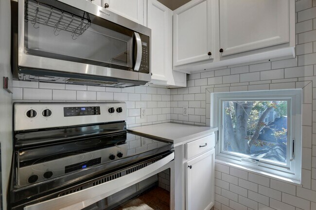 Building Photo - 1136 N Washington St