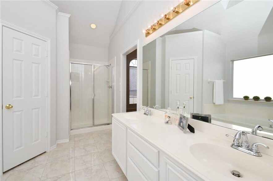 Building Photo - 8435 Creekside Cir