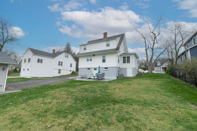 Building Photo - 315 S Orchard St