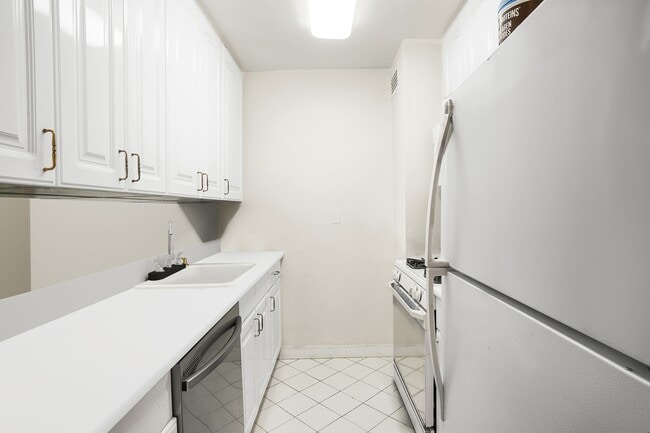 Building Photo - 220 E 60th St