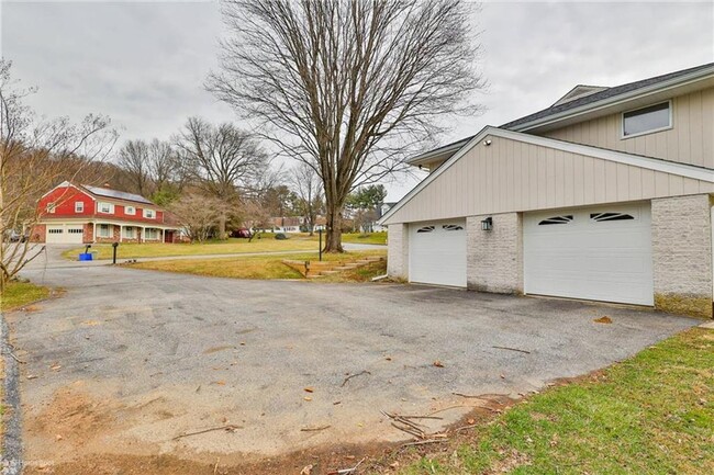 Building Photo - Newly Updated 4Br 2 1/2 Bath Home Availabl...