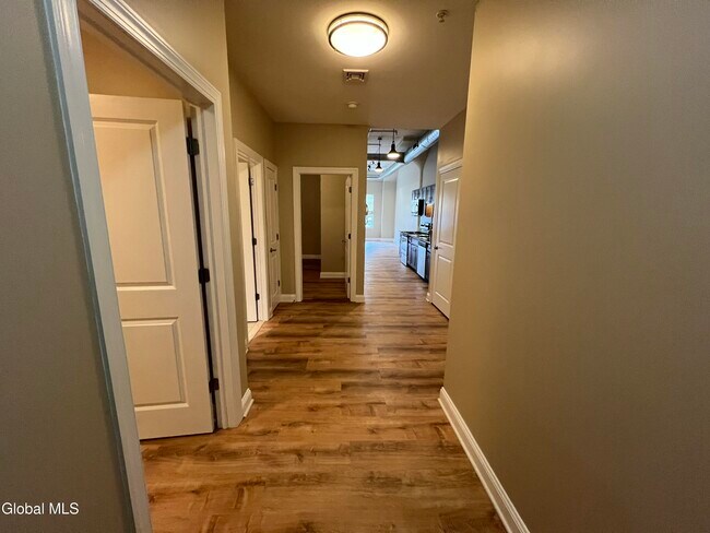 Building Photo - 733 Broadway