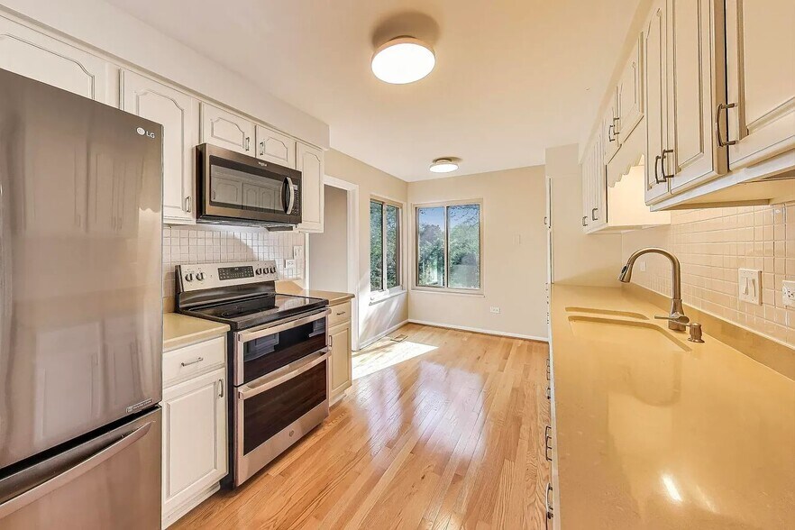 Kitchen - 25 Shoreline Rd