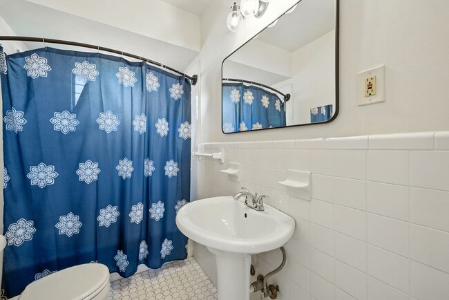 Building Photo - UT PRE-LEASE: 5 bed / 3 bath Remodeled Wes...