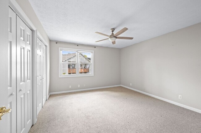 Building Photo - Awesome updated 2BR/1.5BA townhome in Bell...