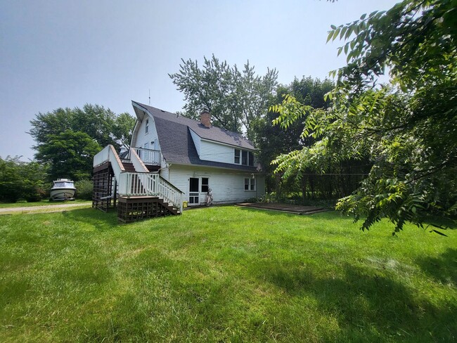 Primary Photo - Secluded 4-Bedroom Carriage House with Wor...