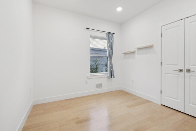 Building Photo - 131 Zabriskie St