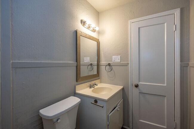 Building Photo - Beautiful 2 Bedroom / 1 Bathroom home in B...