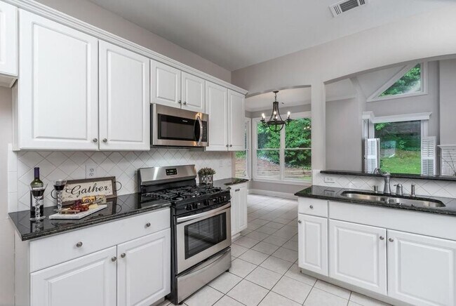 Building Photo - 802 Satinwood Pl