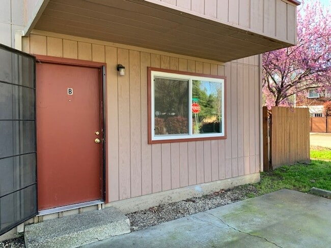 Building Photo - 3 Bedroom, 2 full Bath suite!!