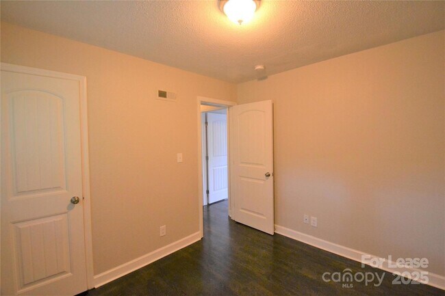 Building Photo - 1512 Seigle Ave