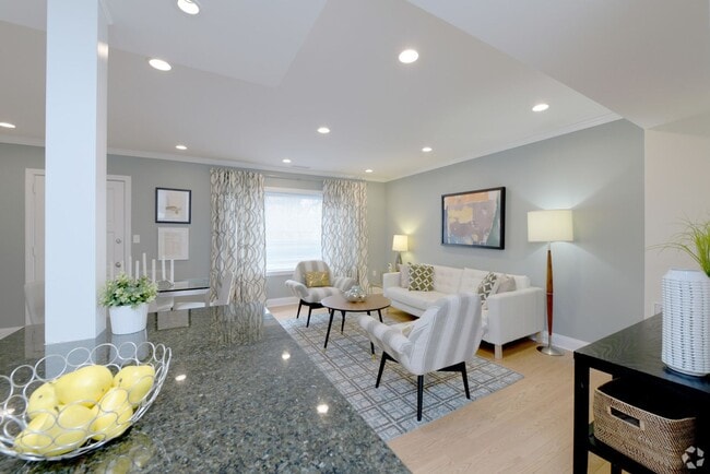 Building Photo - Brookline 2 Bed – Heat Included – In-Unit Laundry – No Fee – 8/5