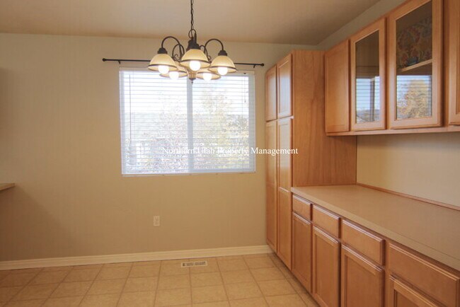 Building Photo - Amazing South Ogden Home with Everything!