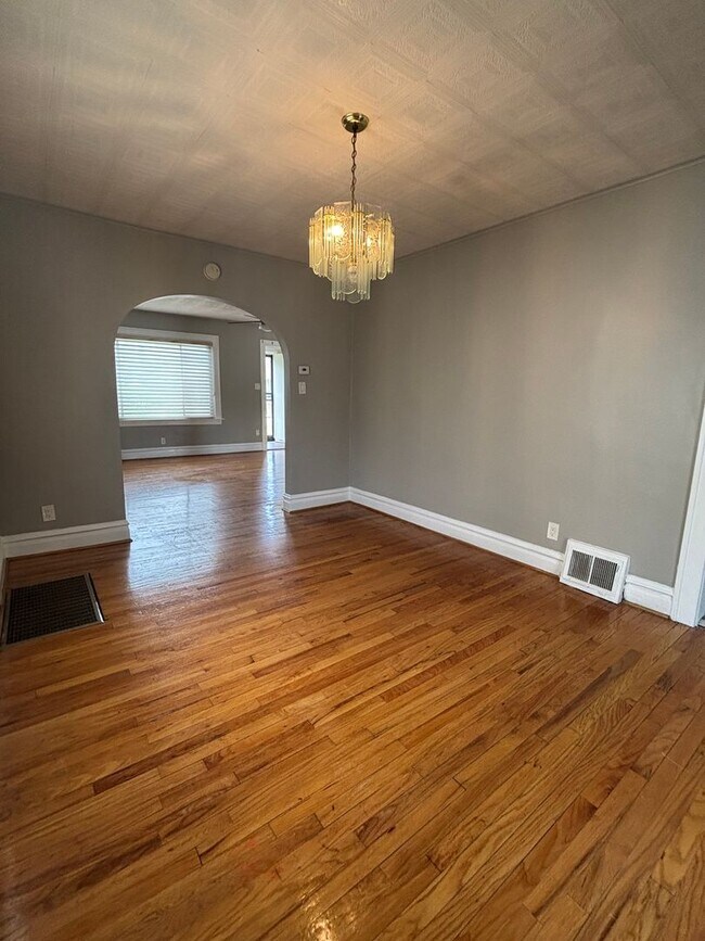 Building Photo - WOW! This beautifully updated 3-bedroom won't last!