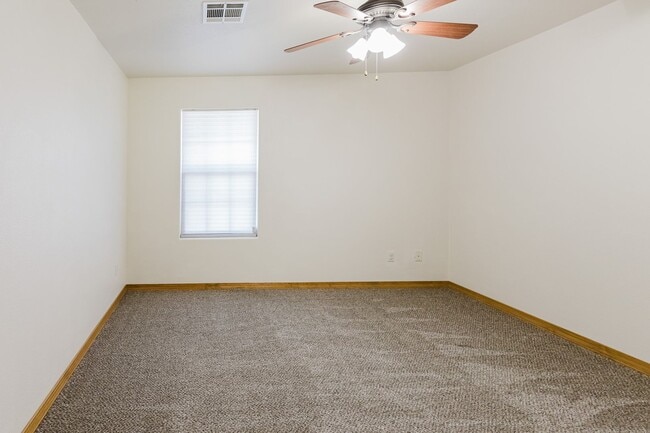 Building Photo - Spacious 4 Bedroom 2 Bath Home near Shopping