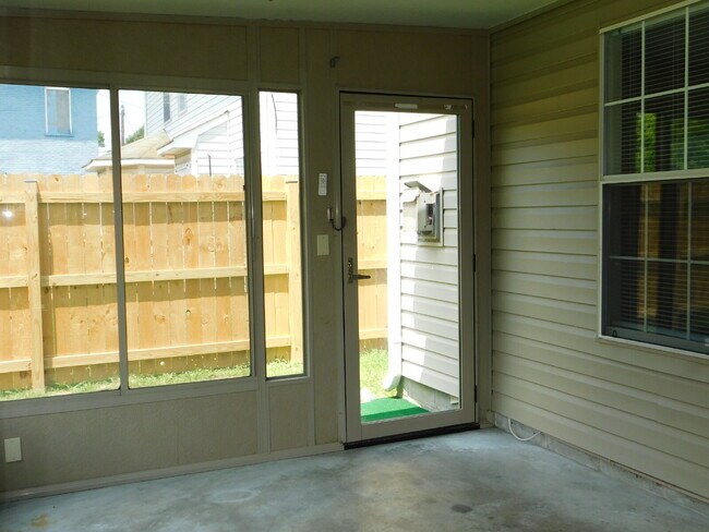 Building Photo - "Spacious 4-Bedroom Gem on Hughart Street with 2.5 Bathrooms and 2108 Sq. Ft. of Comfort!"