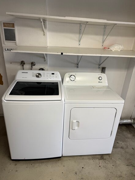 washer/dryer - 6031 Lindley Ave