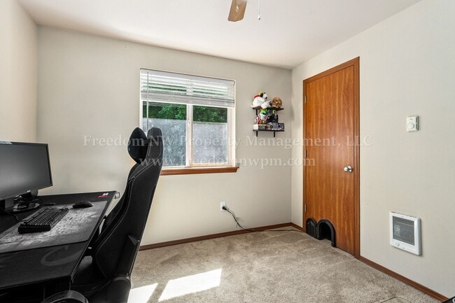 Building Photo - 704 Evergreen Place