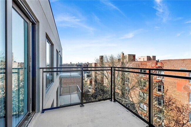 Building Photo - 428 E 9th St