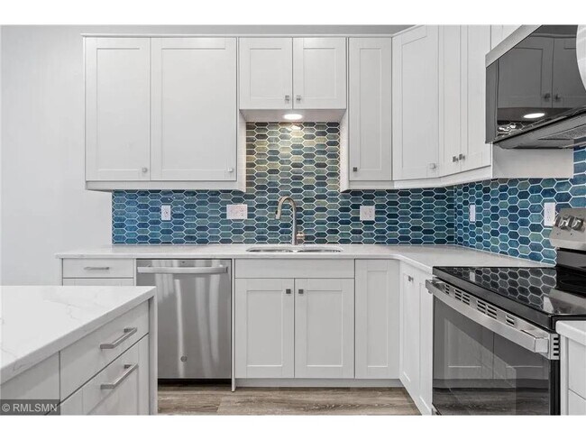 Building Photo - 425 W 8th St