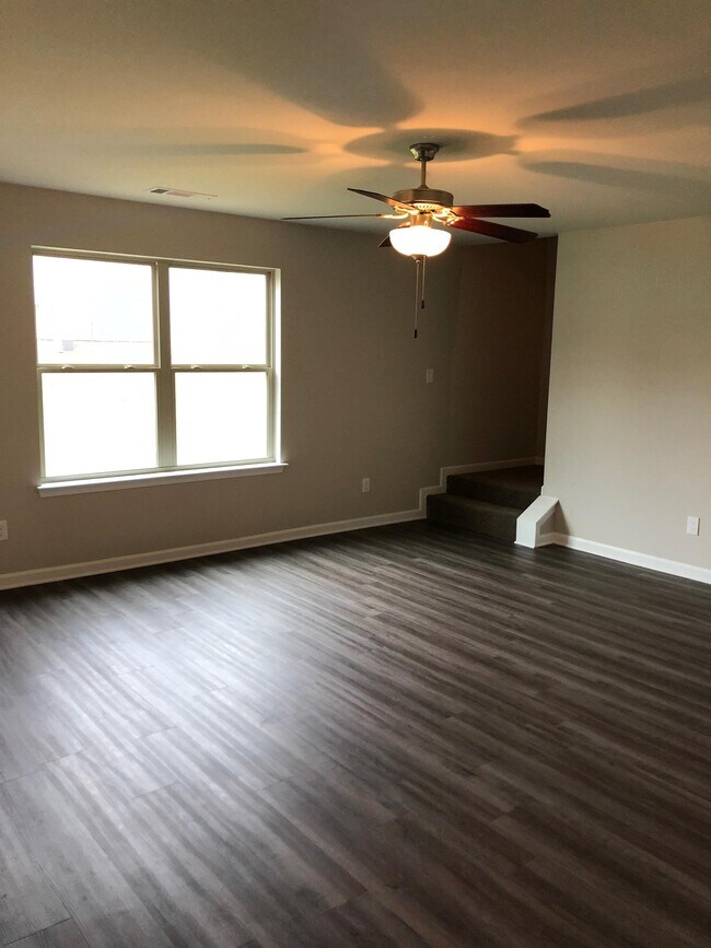 Building Photo - 309 Nutwood Trce