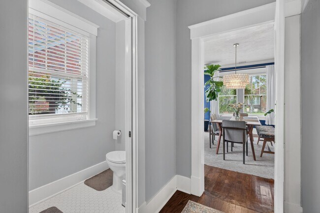 Building Photo - 305 E 54th St