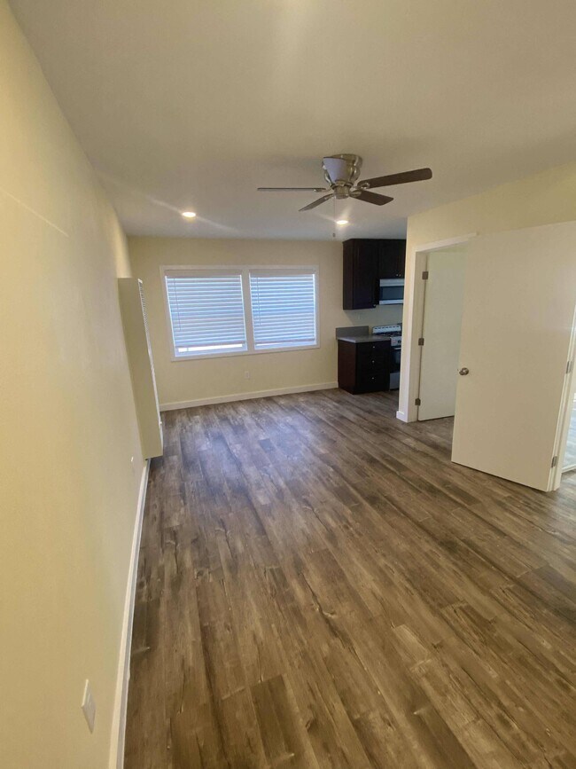 Building Photo - 1412 W Florence Ave