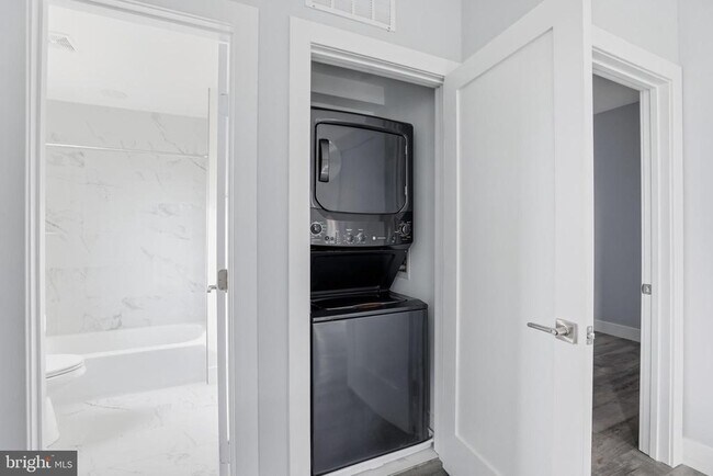 Building Photo - 2602 4th St NE