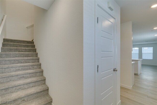 Building Photo - 6229 Mangler St