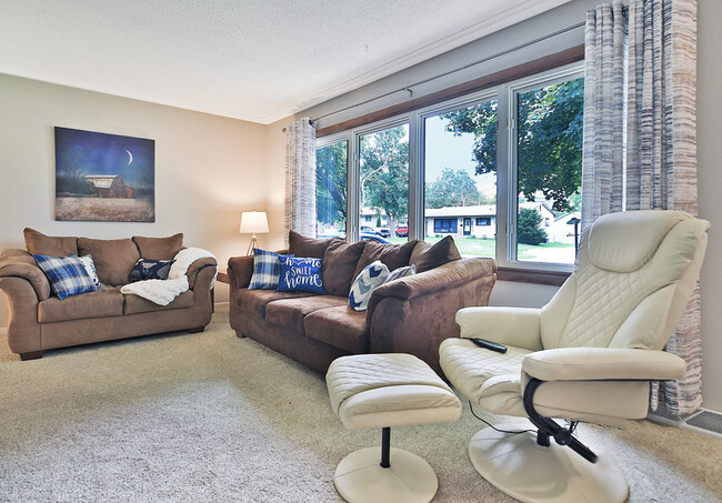 Living Room photo 2 - 1031 Pleasant Ln