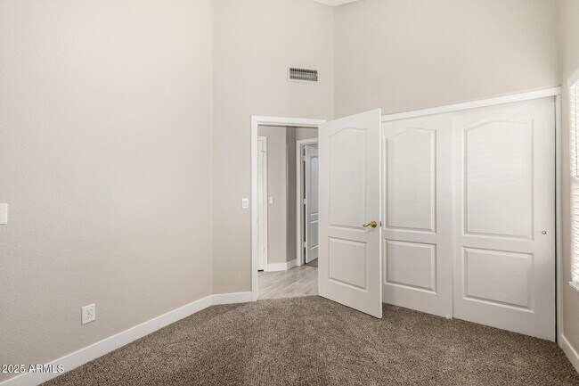 Building Photo - 911 E Lovegrass Dr