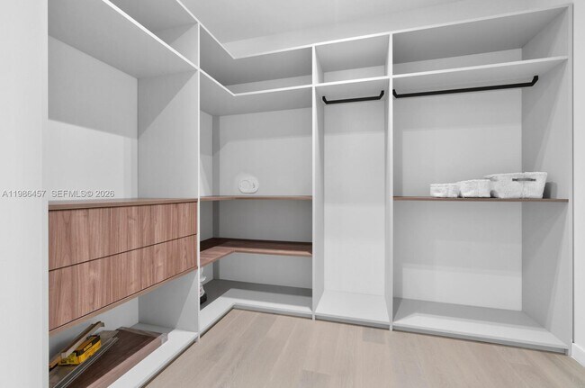 Building Photo - 493 Holiday Dr