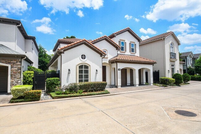 Building Photo - 2702 Tudor Manor