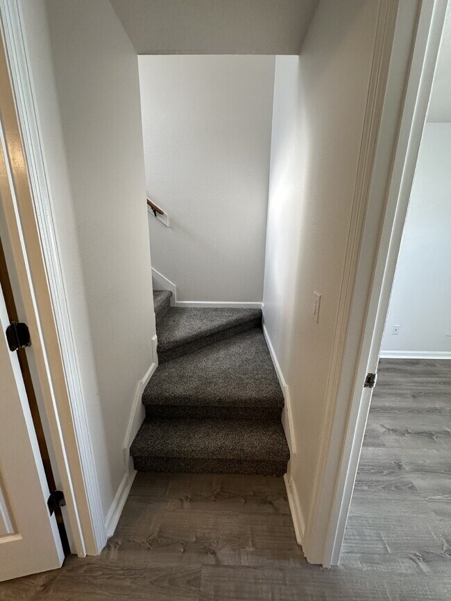 Building Photo - Beautiful Townhome